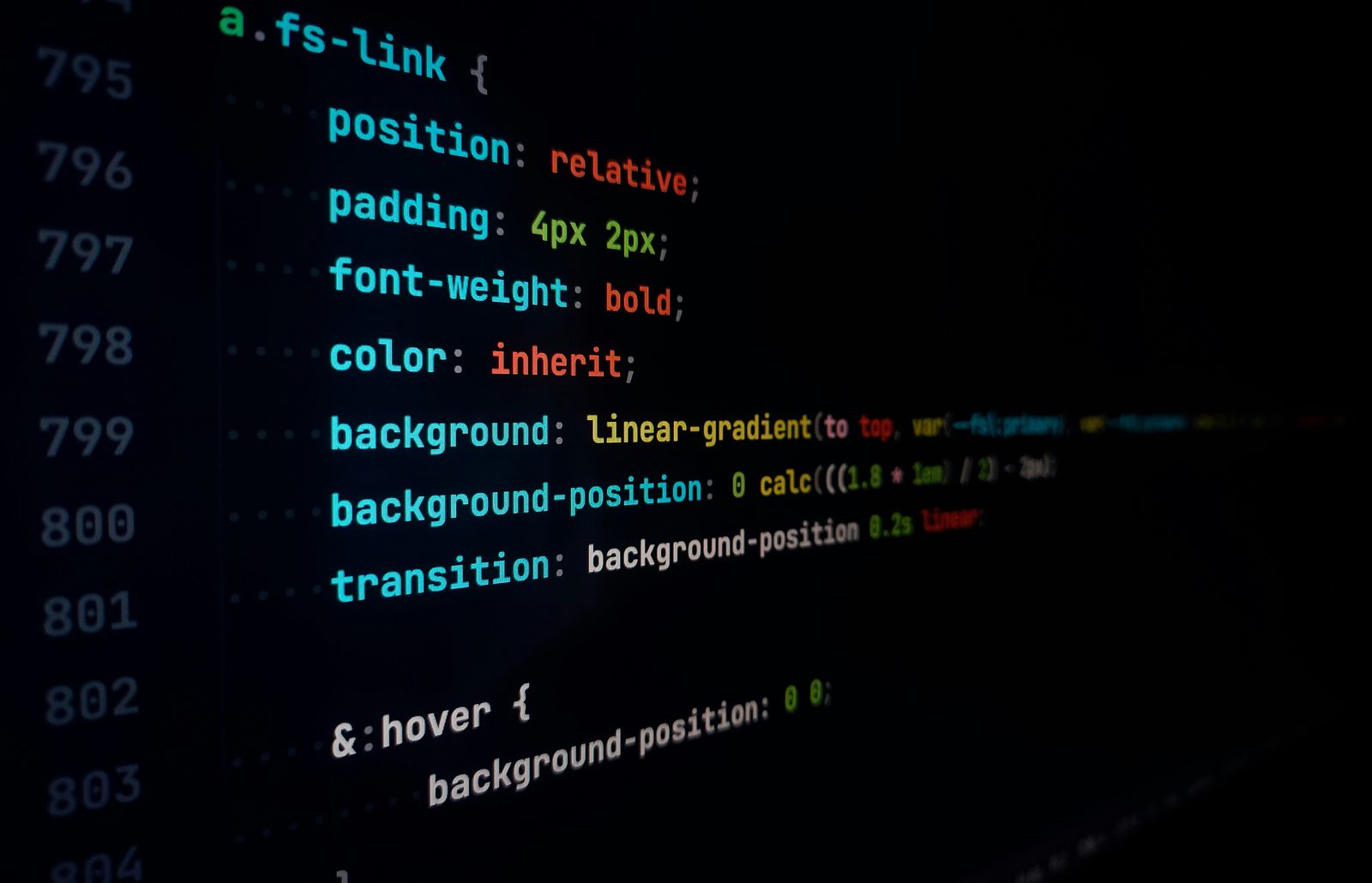 نمای نزدیک کد CSS روی مانیتور تیره