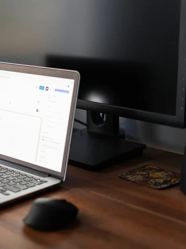 میز کار توسعه وب با لپ تاپ